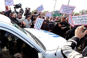 Gazans Receive Ki-Moon with Shower of Shoes, Stones
